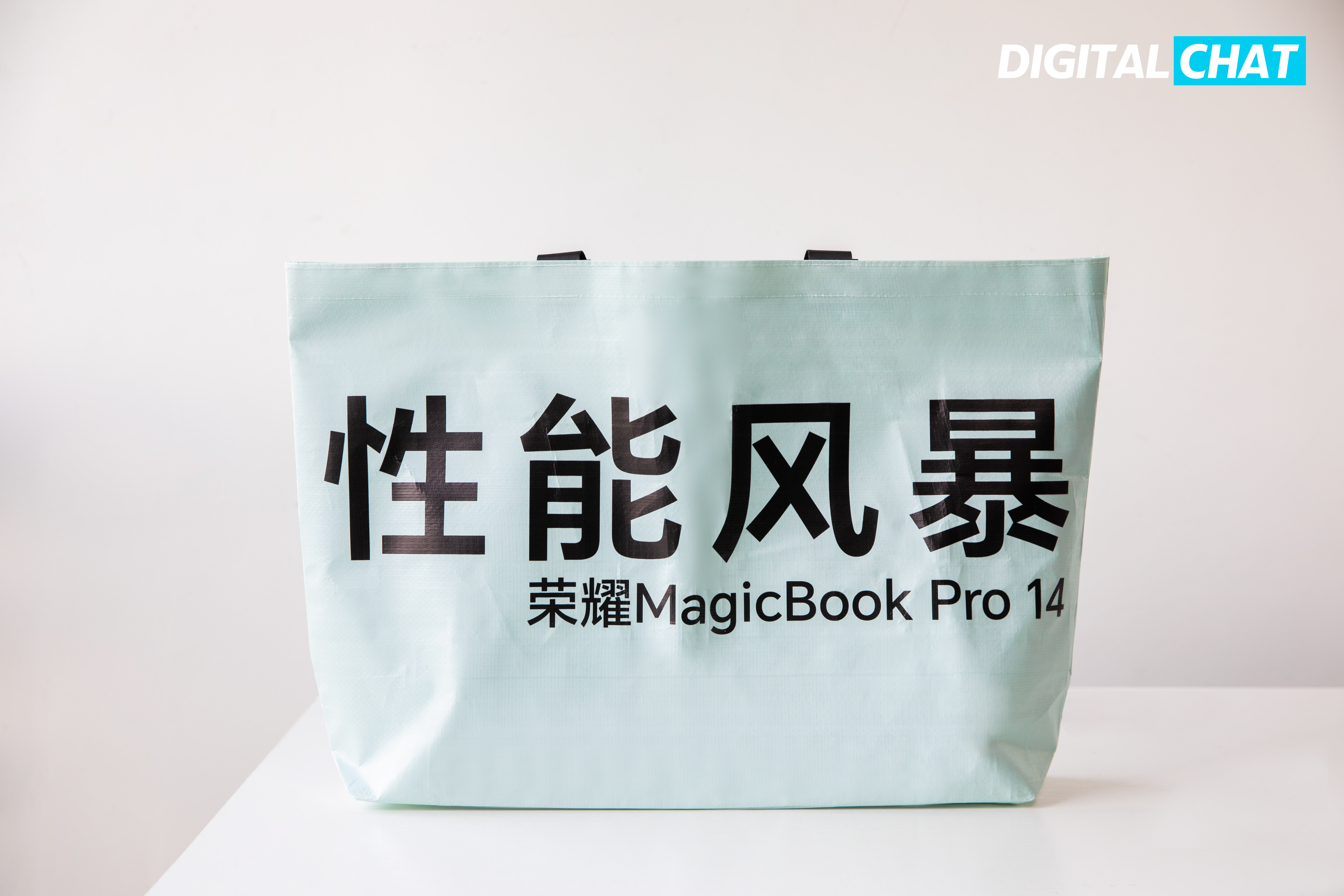 收到荣耀MagicBook Pro 14发布会邀请函了，袋子、鼠标垫都超级大，还