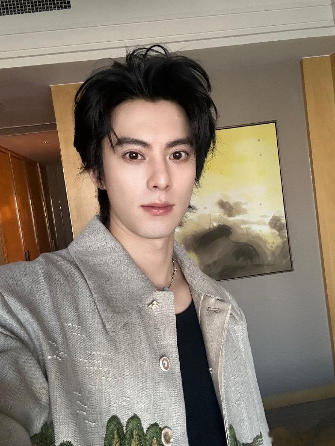 今天的惊喜值直接拉满！接到王鹤棣的视频电话了 看到熟悉的帅气脸庞，听到超心动的声