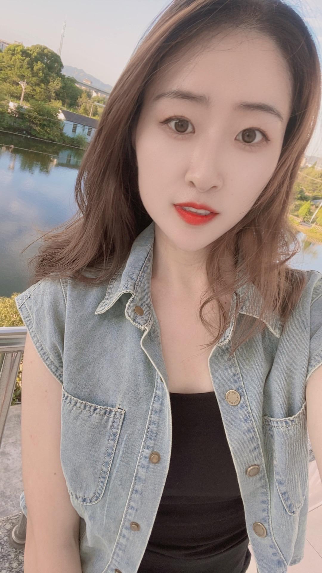 “挣钱苦吗，我告诉你不挣钱才苦，        花别人钱更苦，哭着求别...