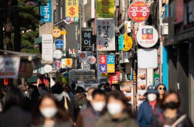 最近，一位美国华人的言论在网络上引发热议：“中国人不要自以为是，如今就连韩国人都