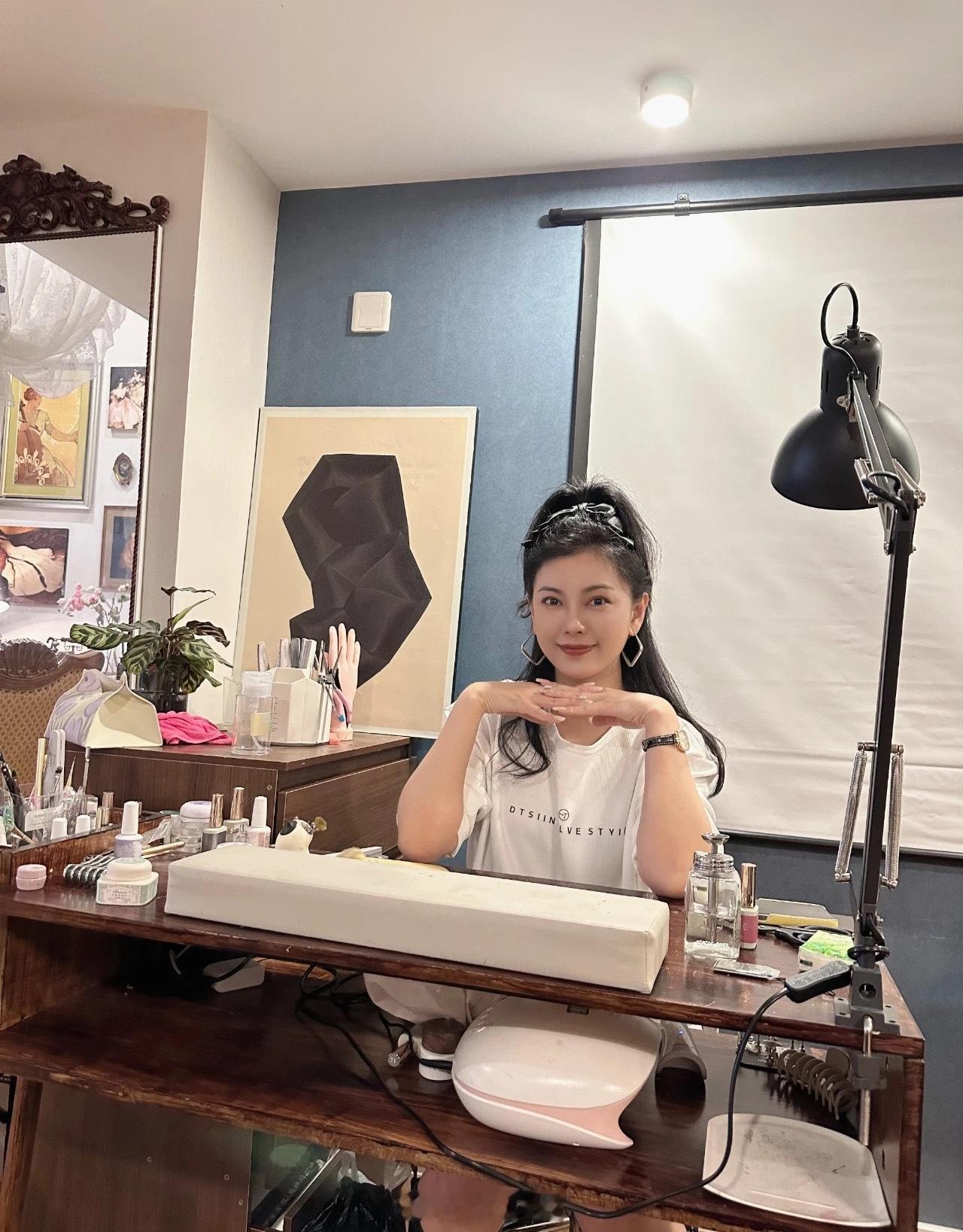 曾在《爱情公寓》中饰演“秦羽墨”的女演员赵文琪自曝被合伙人欺骗利用：“被骗！识人