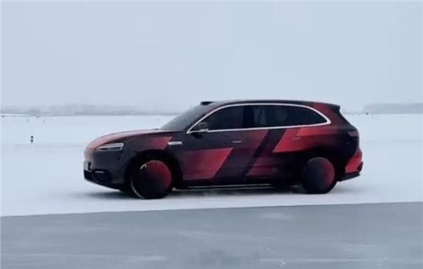 一组疑似问界M6的最新测试谍照流出，画面显示新车正在冰雪环境中开展低温极限测试冰