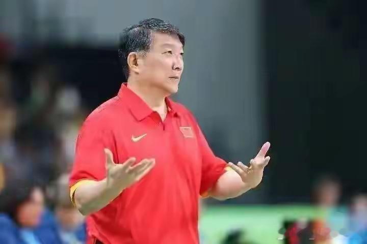 从韩旭到刘禹彤，不只是换人，更是换打法。中国女篮要靠防守、篮板和分享球重新征服亚