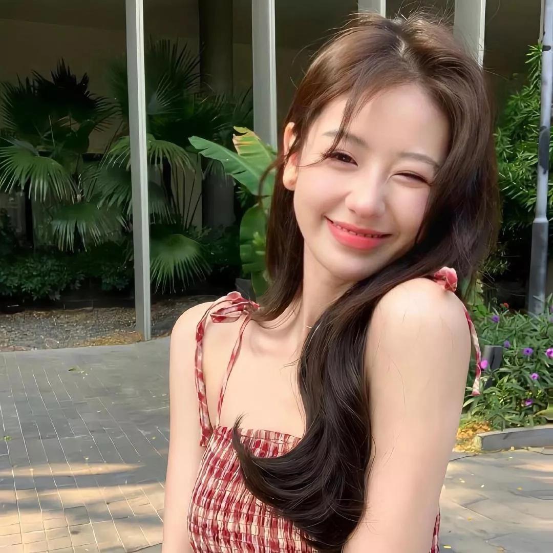 阳光明媚的一天，微笑的姑娘在花丛中绽放！🌸🌞少女的笑容 萌萌哒笑容 海边微笑