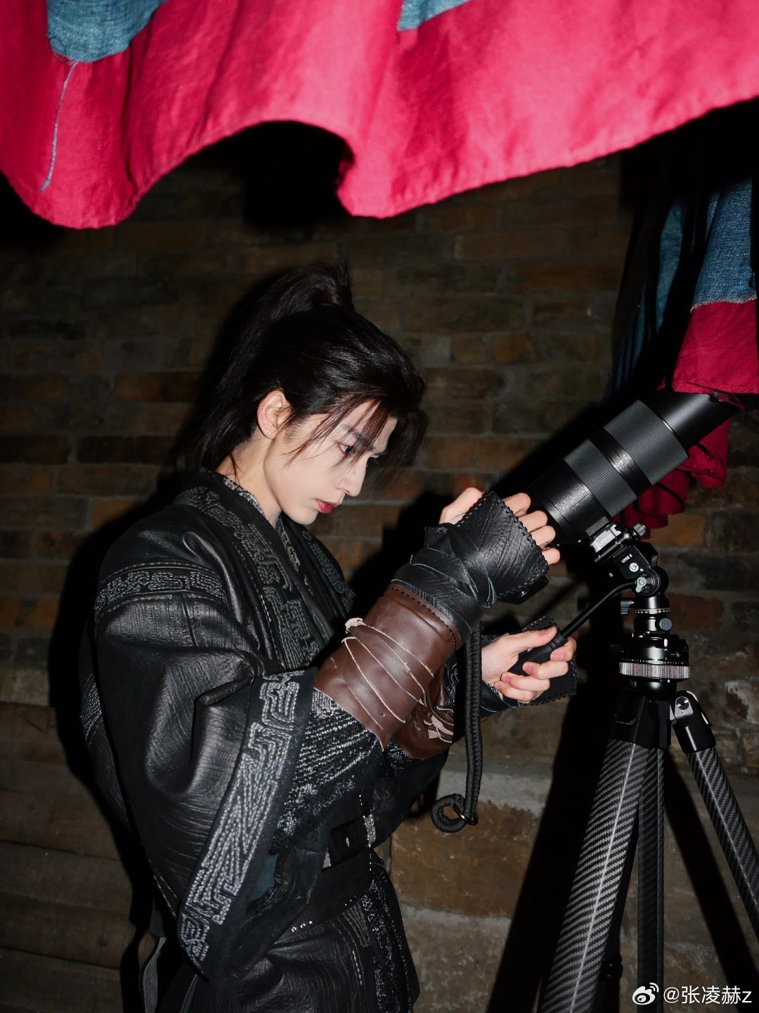 张凌赫摄影师营业张凌赫拍月亮张凌赫拍月亮，摄影师营业，哇哦 