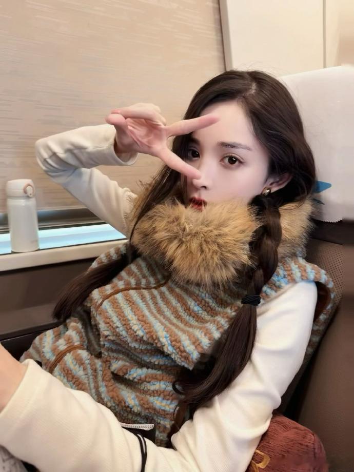 娜扎冬至自拍能在冬至这天收到娜扎的自拍福利，真的是意外之喜，本来过节就开心，看到