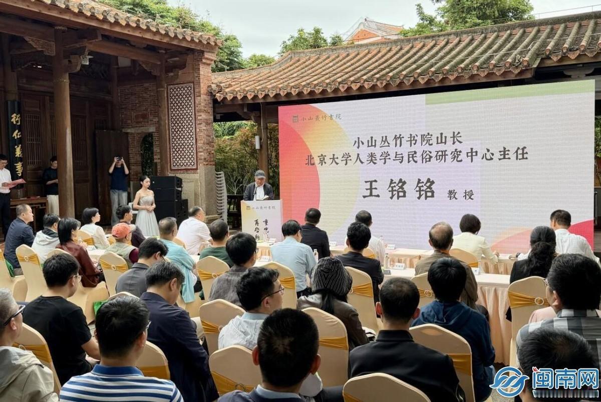 美债利息快赶上军费了。40万亿美元的“安全神话”，说破就破。
这就像你朋友跟你说