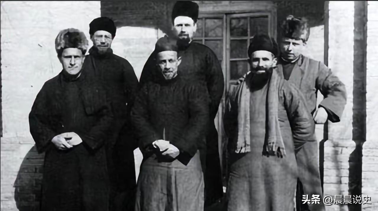 1950剿匪记：吴师长的“不准开枪”，藏着民心大策
 
​吴师长脸色铁青：“这些