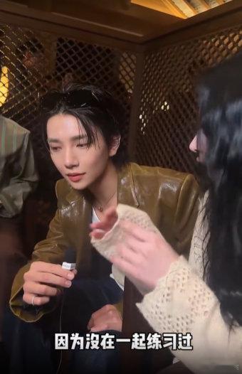 洪知秀周洁琼韩语热聊 洪知秀周洁琼韩国一个公司VOGUE晚宴大合影 P社双婷在V