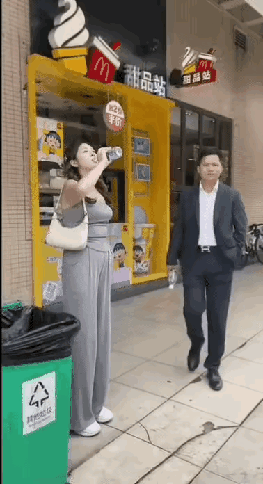 姑娘: 你吓我一跳

小伙: 我就丢垃圾