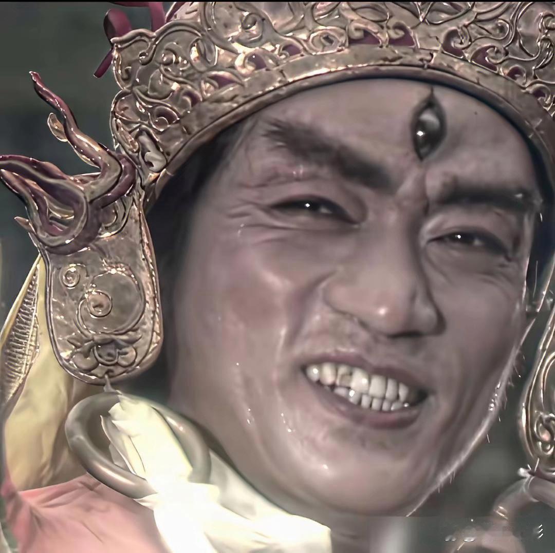神仙咧嘴一笑，露出满口黄牙。
这口牙不是忘了刷。林志谦故意留的。他说神仙下了凡，