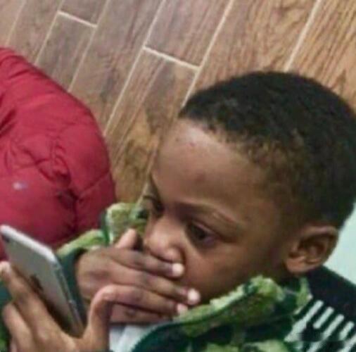 在户外刷手机真的太拼了，为了看清屏幕，还打了把小伞挡光线，脖子还得歪着找角度，明