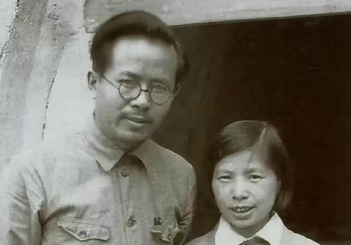 小脚走完长征，羊圈生女吃草度日，这位革命女性活过百岁
 
1934年，她裹着小脚