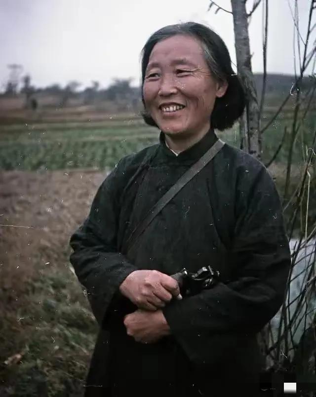 大家注意看，这才是女游击队员的真实形象。
1945年，安徽凤阳县，一名游击队员在