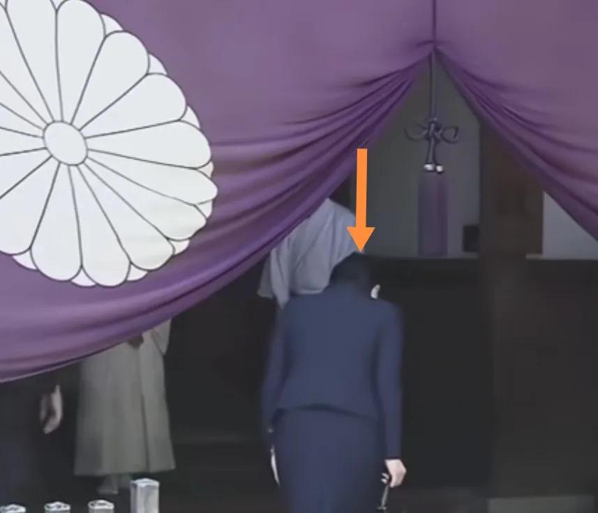 日本126名议员集体"拜鬼"!一队议员有说有笑去靖国神社参拜。