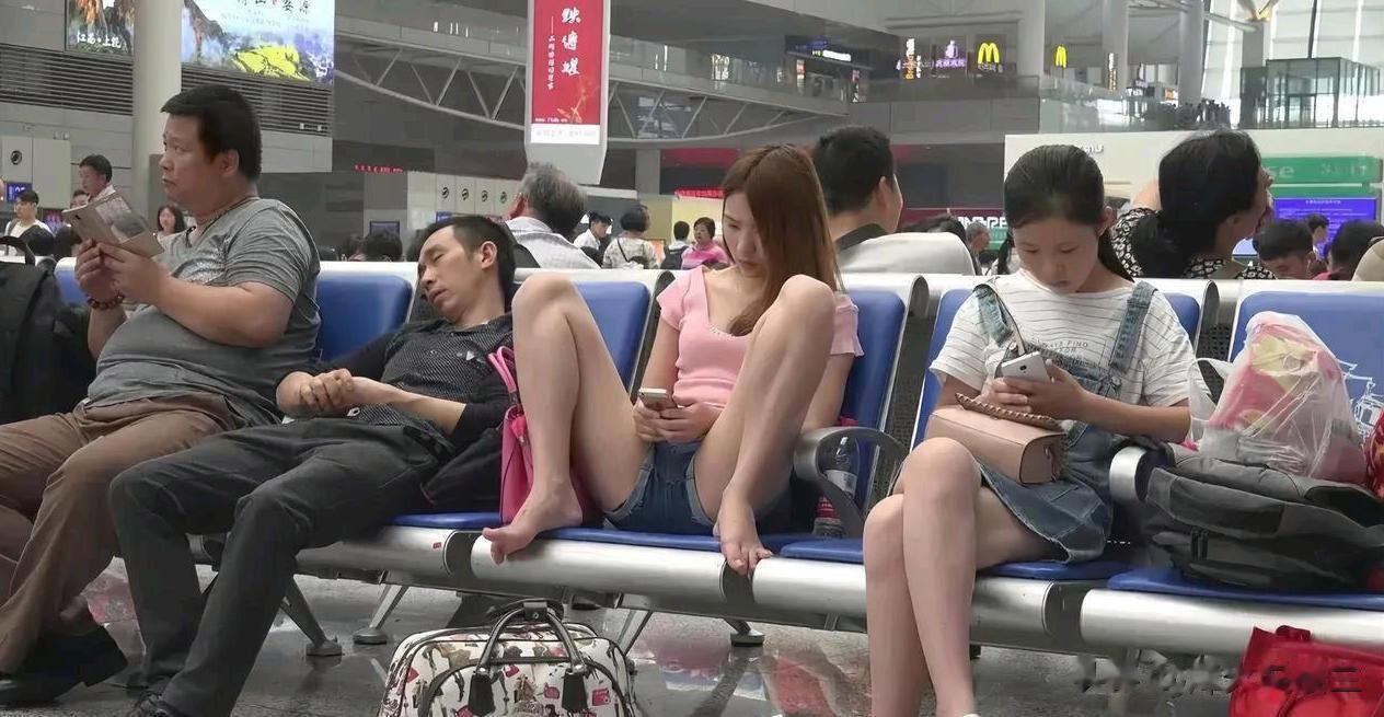 女生的涵养在这张图中展示得淋漓尽致！！
论时尚，左边的女生略胜一筹
论涵养，右边