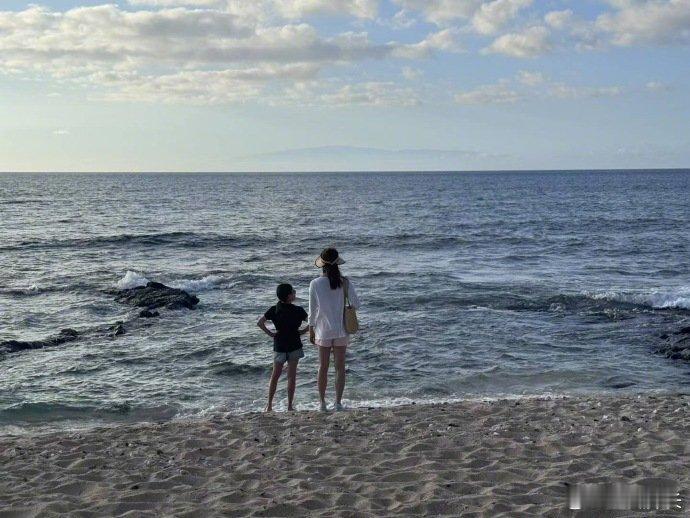 小花拿手机给孙俪录了五分钟海浪声孙俪带女儿在海边等夕阳孙俪带女儿在海边等夕阳，玩