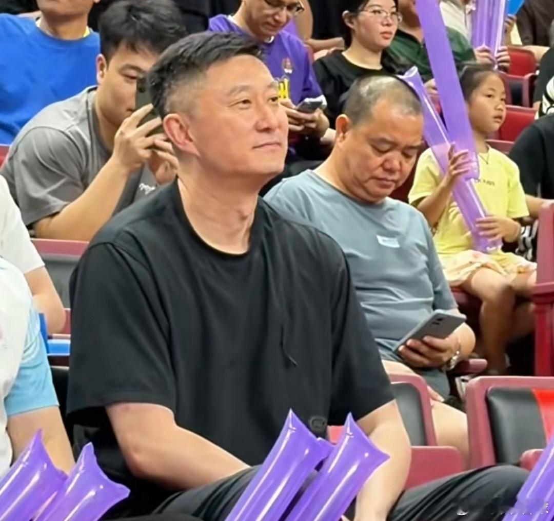 马不停蹄，杜锋指导转场来到惠州赛区观战粤BA，尽管广东队已经进入休赛期，但杜导依