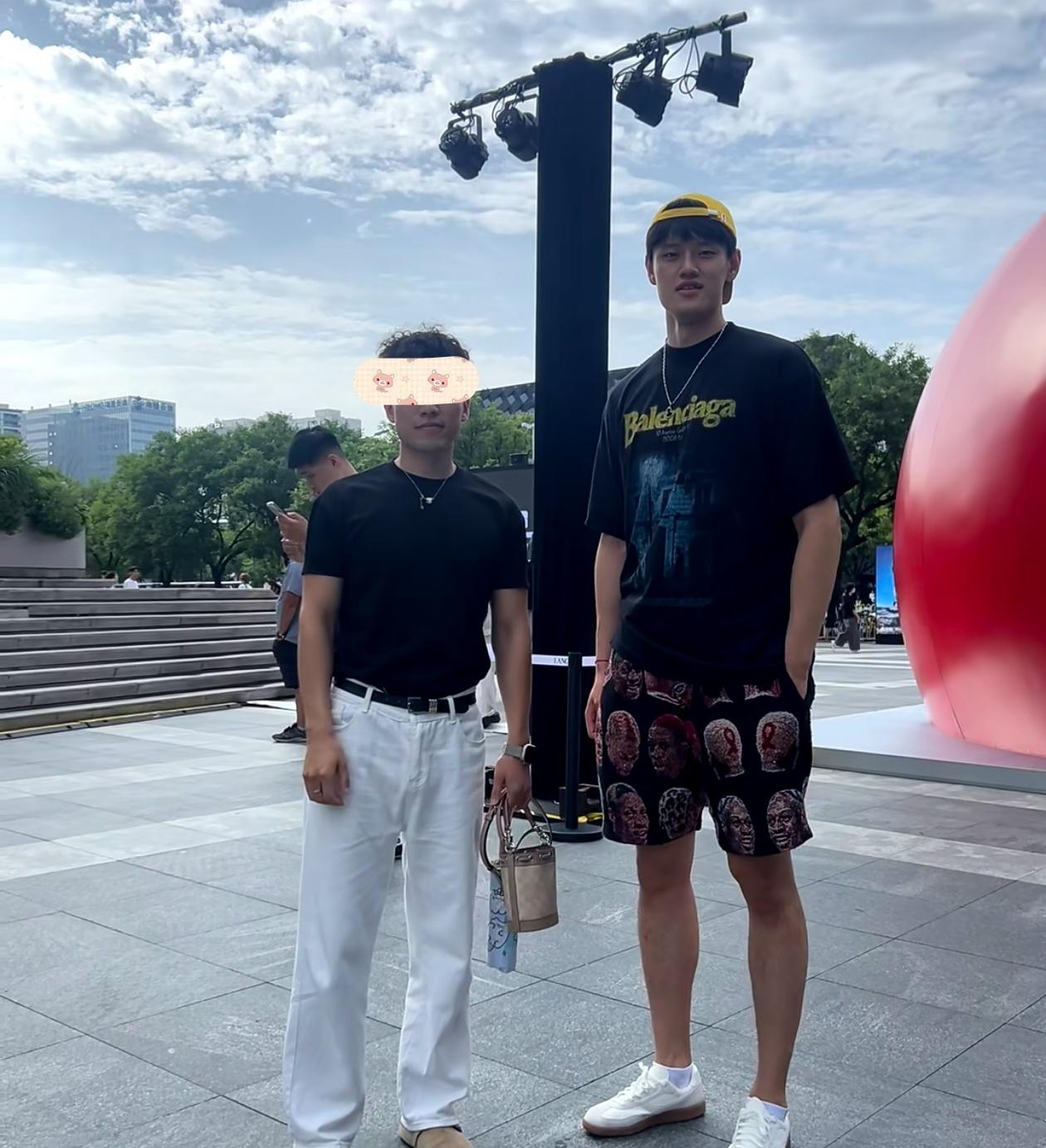 曾凡博又换发型了，他非常注重自身形象！

曾凡博在球迷心中有两大深刻印象，一是曾