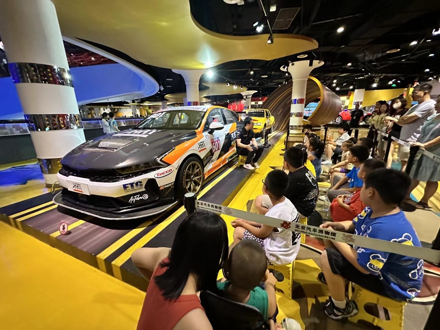 的601号赛车入驻北京汽车博物馆 ，我们的评测编辑兼冠军车手 为小朋友们讲解赛车