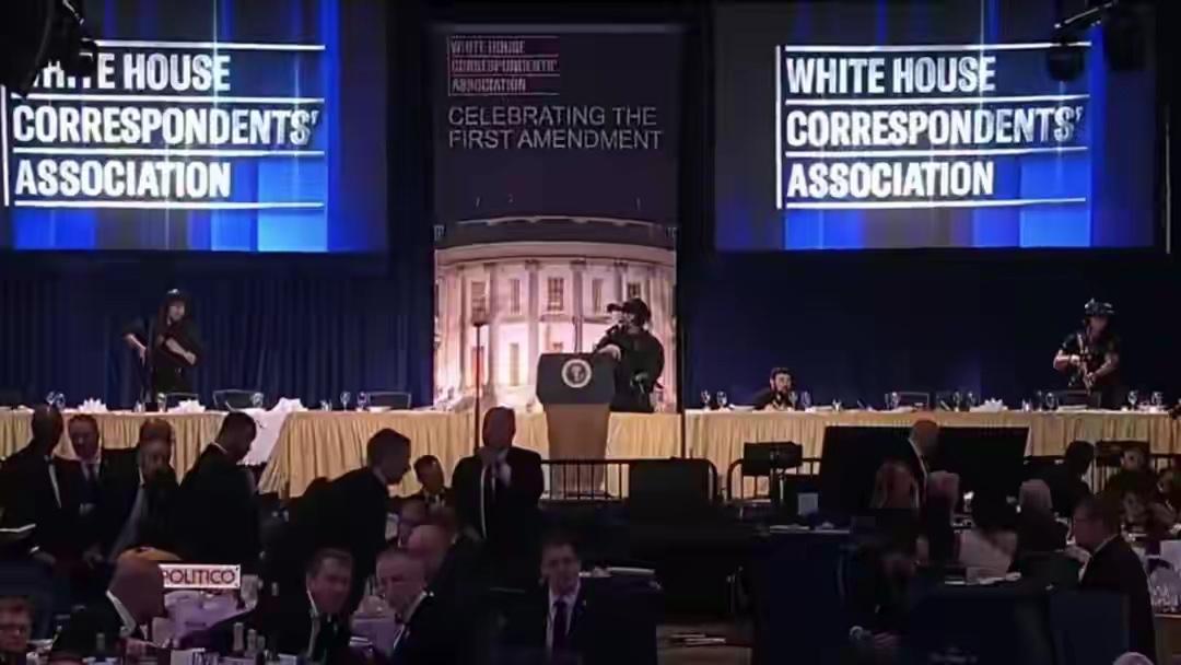 当地时间4月25日，据央视新闻报道，美国白宫记者晚宴大厅发生枪击事件，枪手现已身