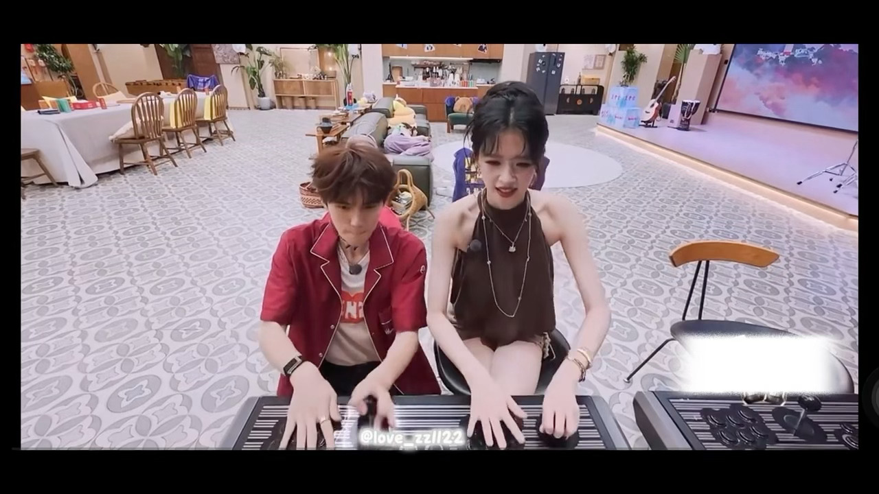 周翊然打游戏脸部都在发力谁能拒绝看周翊然打游戏看周翊然打游戏太有代入感，全身心投