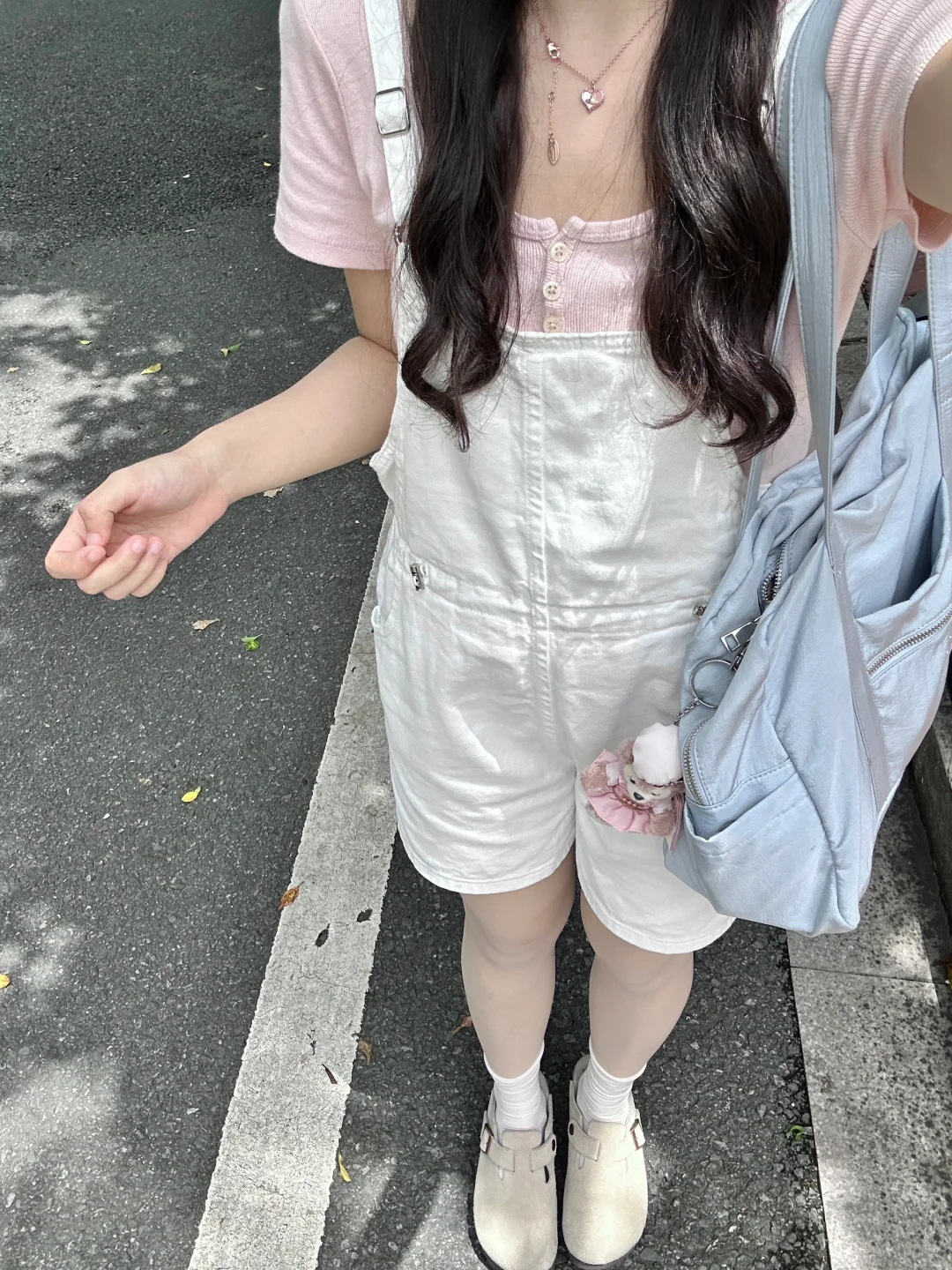 Bm zellytop和白色背带裤