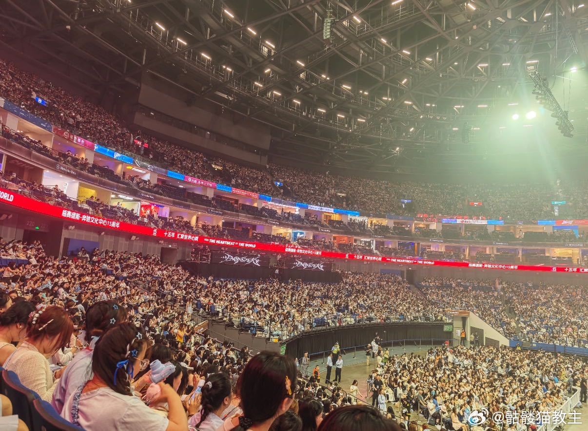 鹭卓上海上座率 整场演唱会氛围感拉满，观众席密密麻麻全是等候听歌的歌迷，零空位的