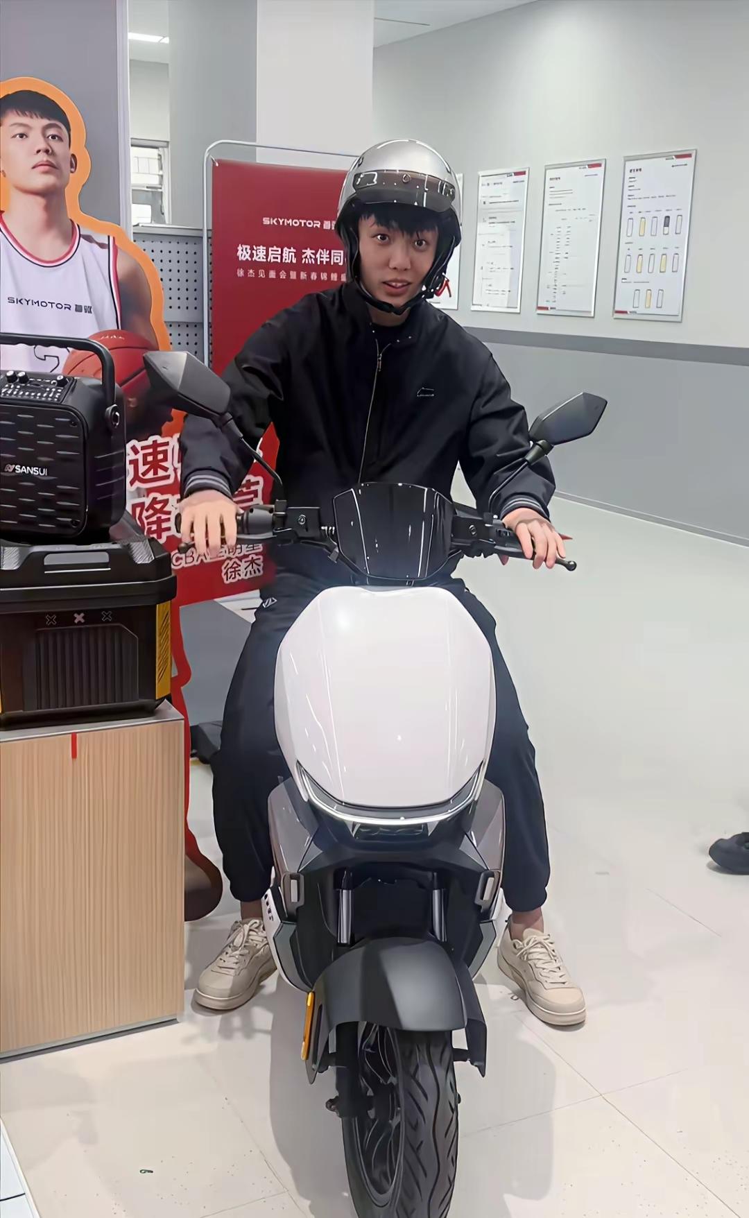 徐杰又入手一个代言，骑着小电动宣传。
不过看着这小心翼翼的样子，感觉不太会骑车的