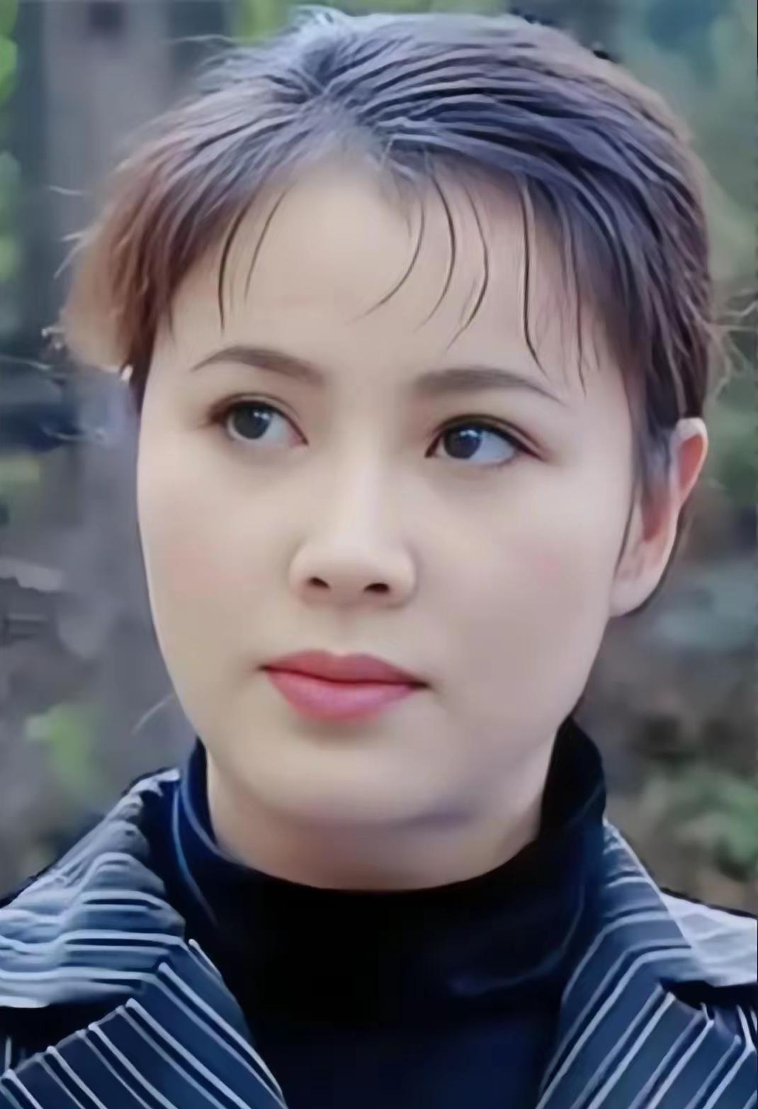 谁能不爱大气舒展的于小慧！年过六十依旧端庄明艳，气质脱俗胜过陈红。
凭借《和平年