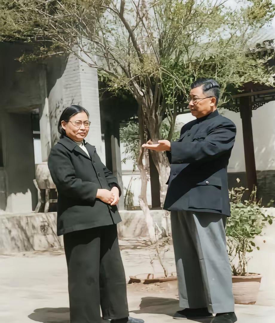 60年代初，开国上将李克农与夫人赵瑛在北京家中留影，这是两人晚年为数不多的合影之