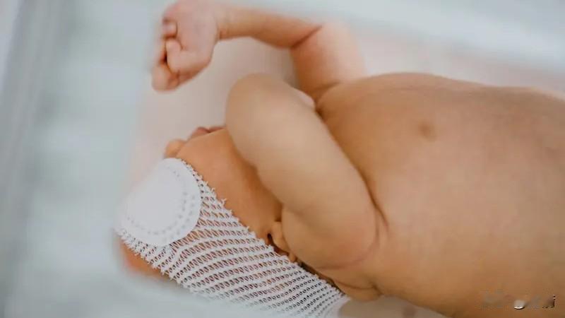 人的最佳睡眠时间多少? 人的最佳睡眠时间和年龄、生理差异关系很大。新生儿每天得睡