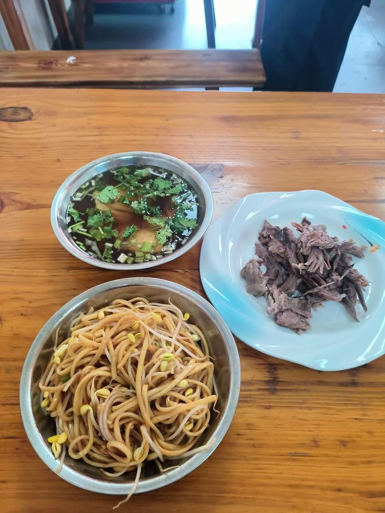 😋口味：小份的干扣面（7），一份酸汤鸡蛋（3），还有30块钱神秘的肉，感觉不错