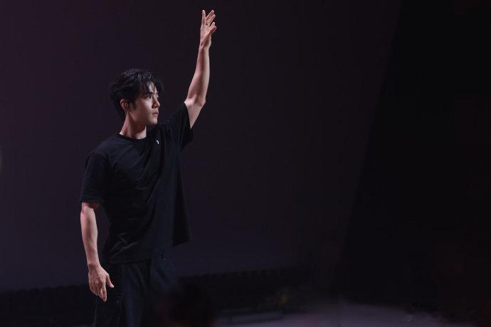 肖战演唱会安排心理疏导岗 肖战演唱会门口安排心理疏导岗，实时关注情绪崩溃的粉丝，