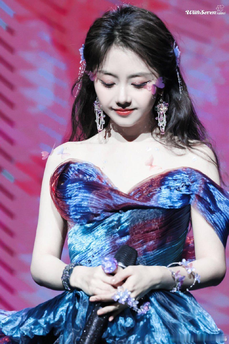 谭松韵谭松韵见面会cue韩国粉丝 韩语问候+追问喜爱历程，《归路》热播圈粉到韩国