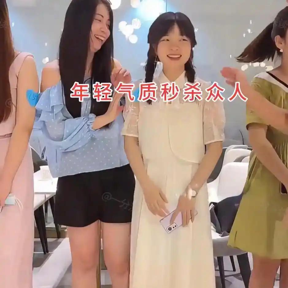广东一场线下相亲聚会，现场的一幕让人感慨万千。一排女嘉宾整齐站成队列，一边是六位
