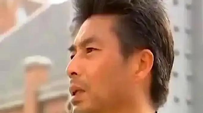 她浑身湿透，在雨里尖叫：孩子不是尔豪的！
二十年前看是痴情，现在看是吃人。
陆振