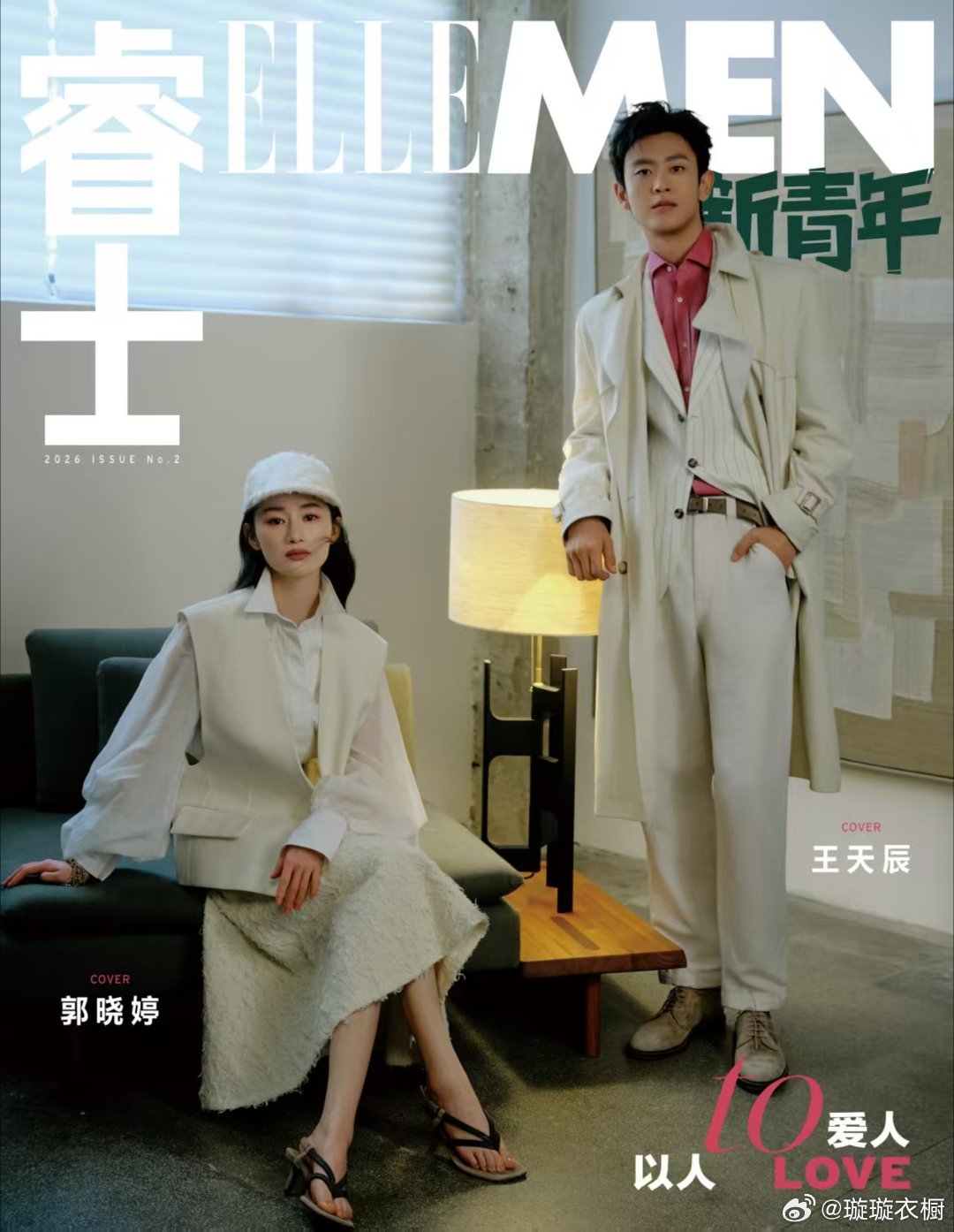 白西装勾勒春日诗行，光影在褶皱里跳圆舞曲。慵懒坐姿藏着倔强锋芒，站姿如松撑破刻板