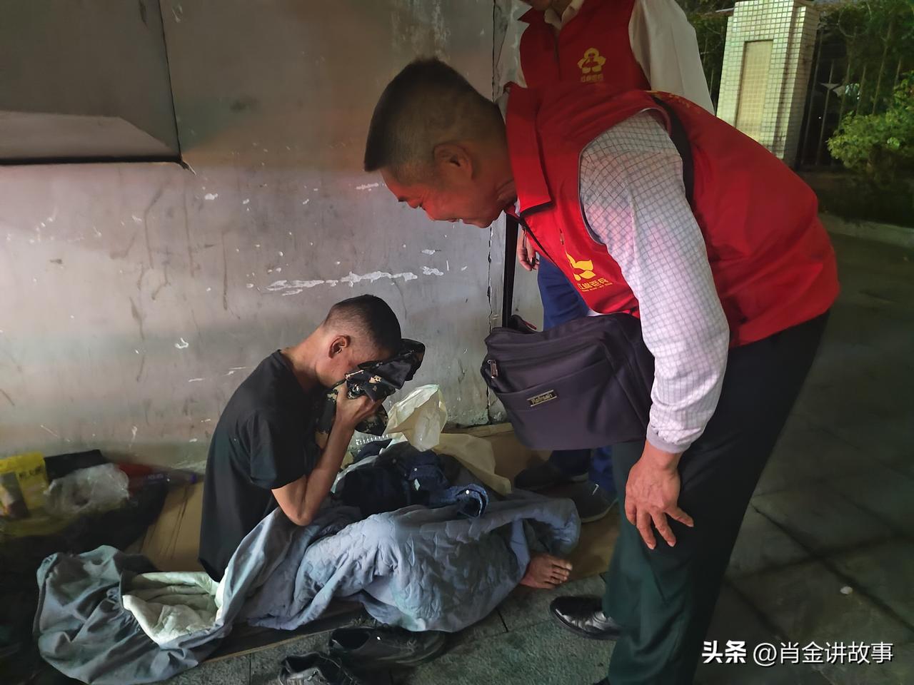 流浪汉看到我们送来的迷彩服流泪了？
为什么原来他立过二等功和三等功！
展示他抓歹