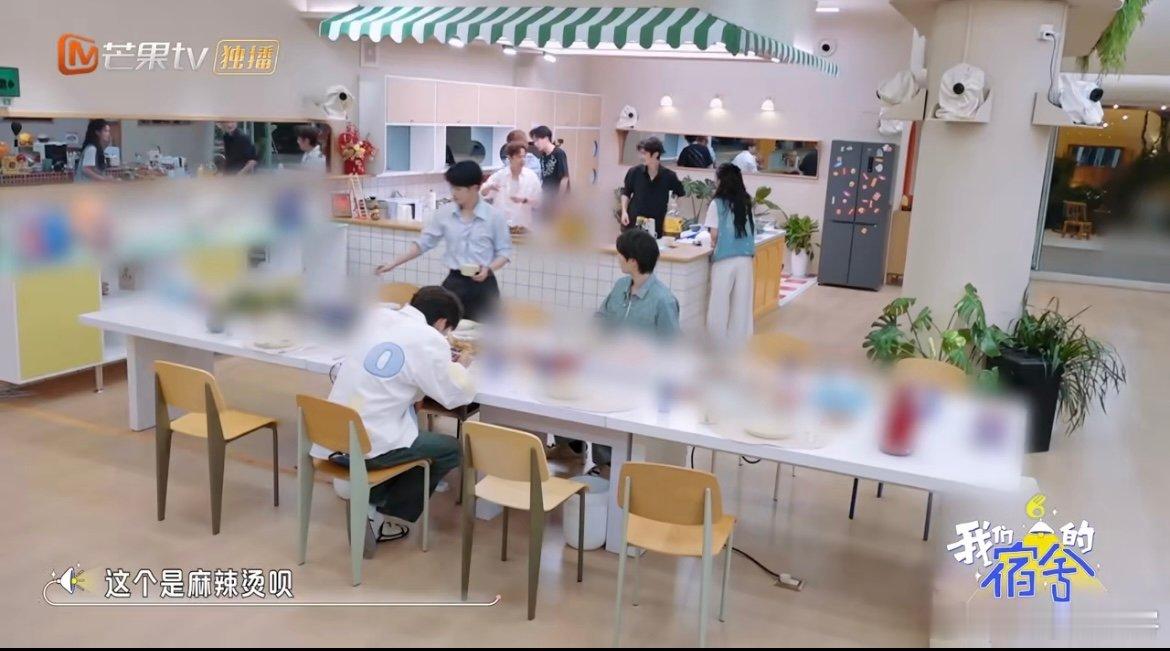 张颜齐守护重庆人吃辣的尊严 张颜齐被辣到吸气也嘴硬“没感觉”，檀健次补刀“这辣度