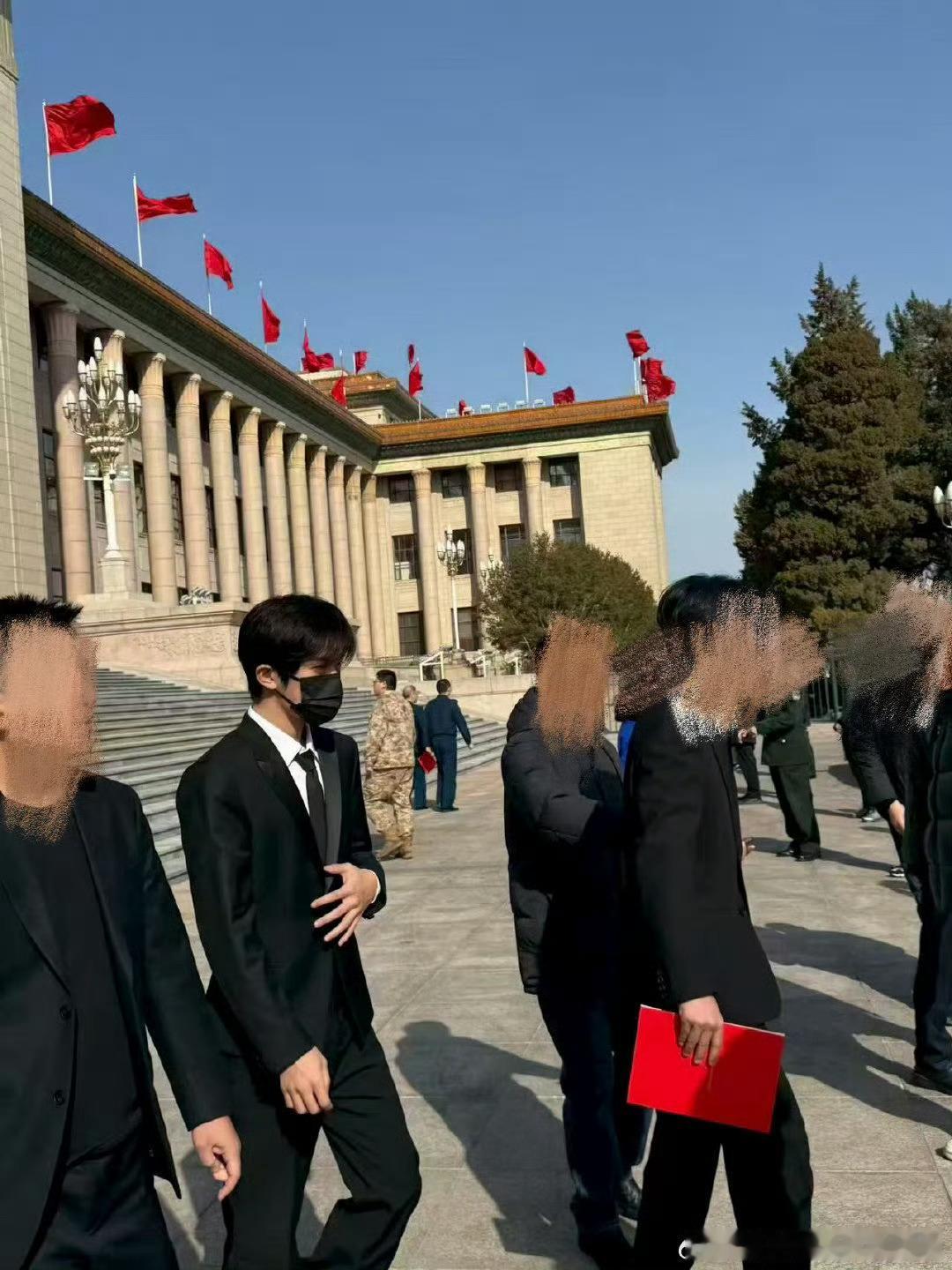 网友偶遇易烊千玺参加活动 这一身西服 是不是很根正苗红 