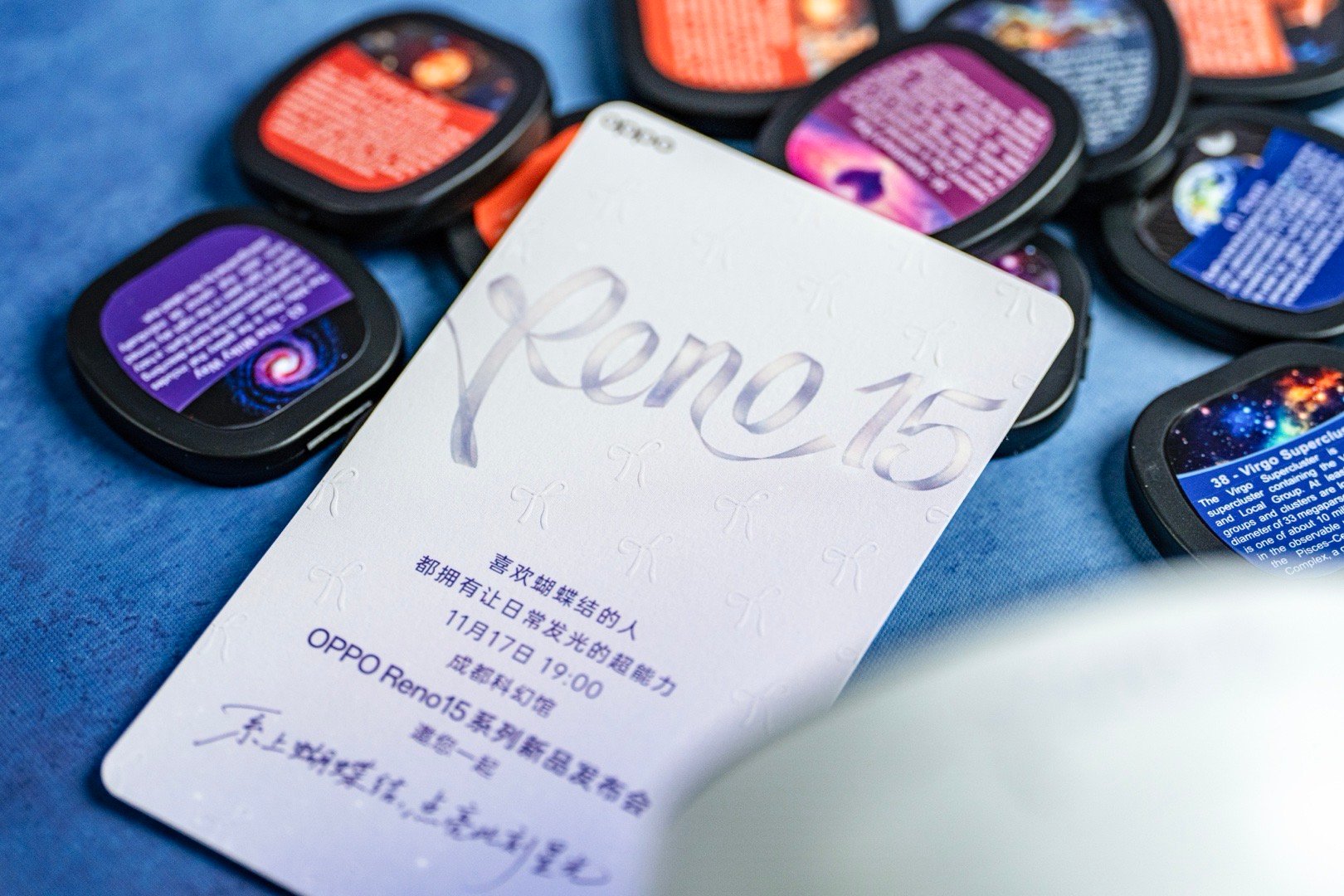 收到 发布会的邀请函，居然是一个星空灯，包装盒上很多星光蝴蝶结纹理，懂了吧，期待