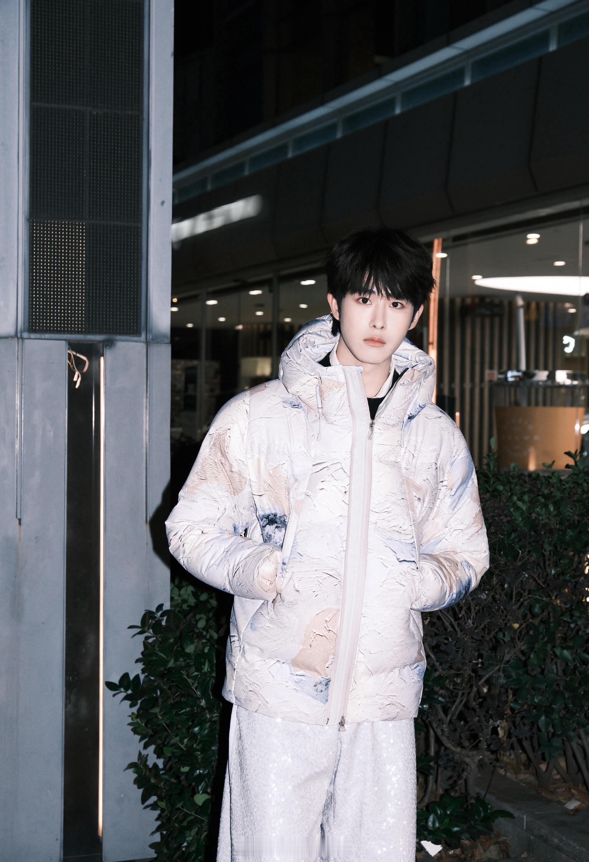 做街头摄影师可以偶遇田嘉瑞笑死了，粉丝连夜把ID改成“街头摄影师在逃三脚架”。全