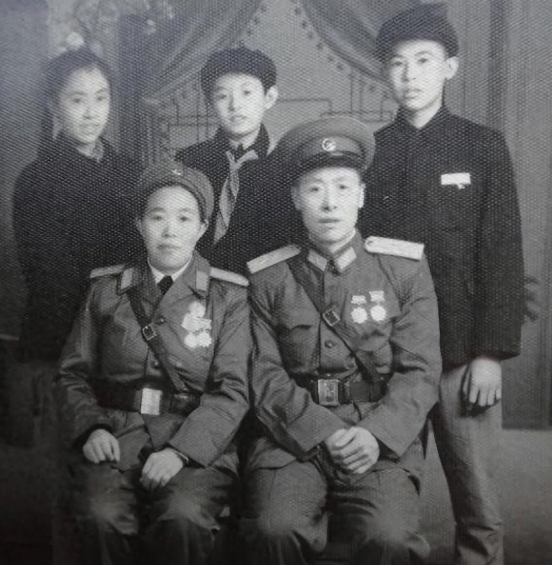 在所有参加长征的红军军官中，军衔最低的人是谁？1955年仅被授予大尉军衔
195