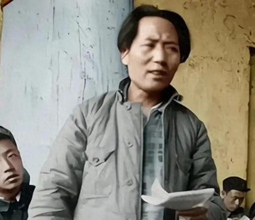 4万红军，对面是蒋介石的10万大军。所有人都在想怎么跑，只有一个人在想怎么打。