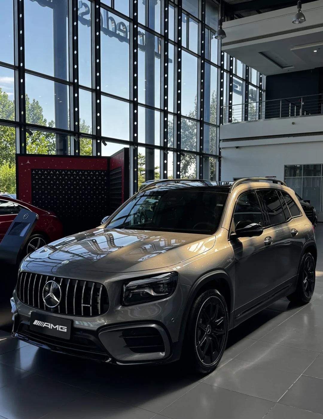 上新😍山灰色🩶AMG GLB35
选装：Burmester® 环绕立体声音响