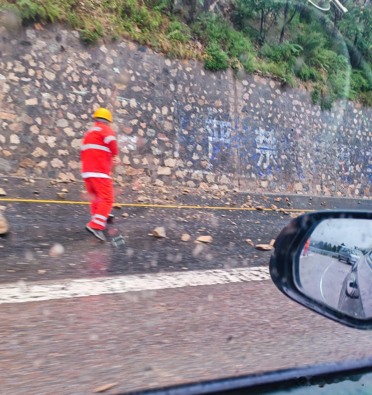 天水大雨，致国道310天水麦积段多处落石，公路段组织人员冒大雨清理落石，在为他们