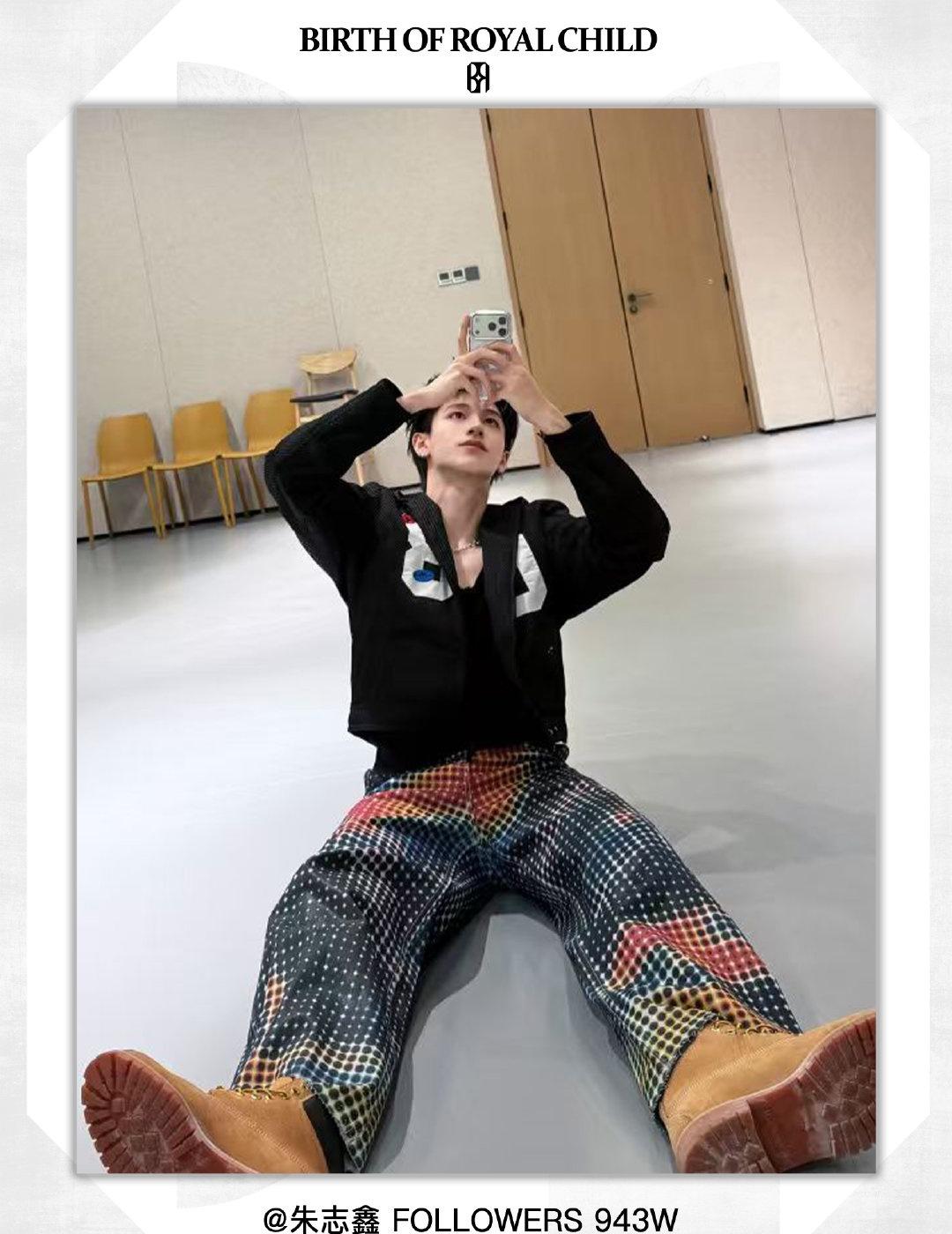 朱志鑫 权威的自拍来了

朱志鑫微博更新自拍，上身热感波点弯刀裤搭配利落背头，帅