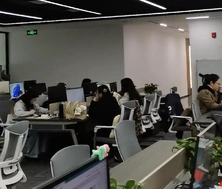 跟面了一个售前主管，之前是在行业某头部企业干过的，但是已经GAP半年多了。在问到