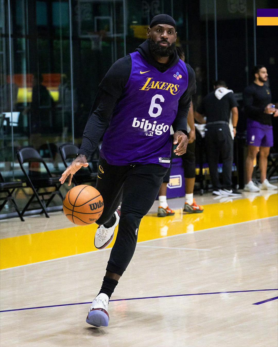 詹姆斯可以把胡子剃掉了，现在胡子有点白，看着好显老啊 